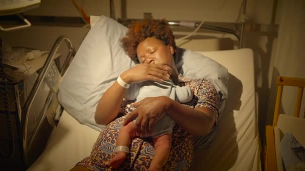 Black Woman Curly Hair Resting Delivery Room Infant Child — Stock Video
