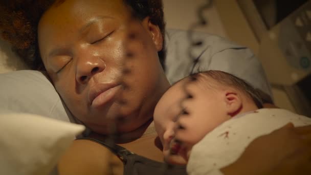 Ung Afrikansk Mor Ligger Sjukhus Säng Hålla Nyfödda Barn Efter — Stockvideo
