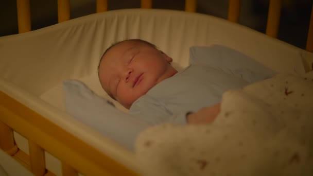 Niño Lactante Joven Acostado Cuna Después Del Nacimiento — Vídeos de Stock