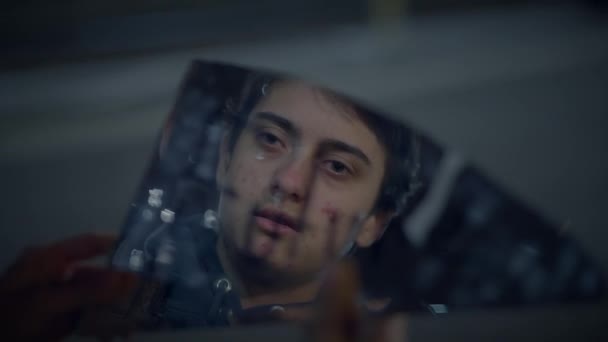 Junger Vermisster Mit Koffer Findet Zerbrochenen Spiegel Der Nacht Auf — Stockvideo