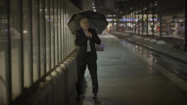 Anciano Indigno Cansado Persona Masculina Que Lamenta Error Afuera Lluvia — Vídeo de stock