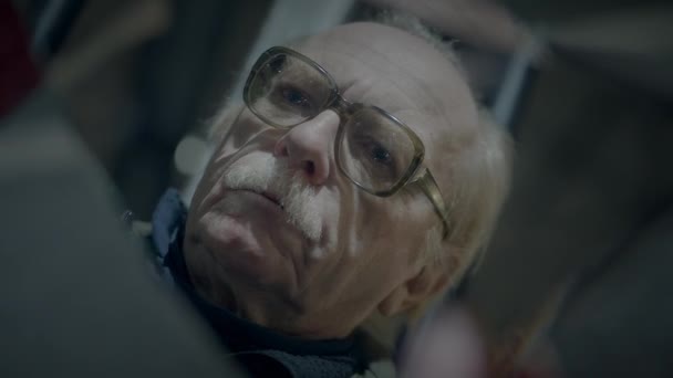 Грустный Пожилой Мужчина Страдает Бедности Пожилого Возраста Будучи Одиноким Вокзале — стоковое видео