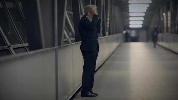 Graue Rentner Reifer Senior Geschäftsmann Spricht Wütend Auf Handy — Stockvideo