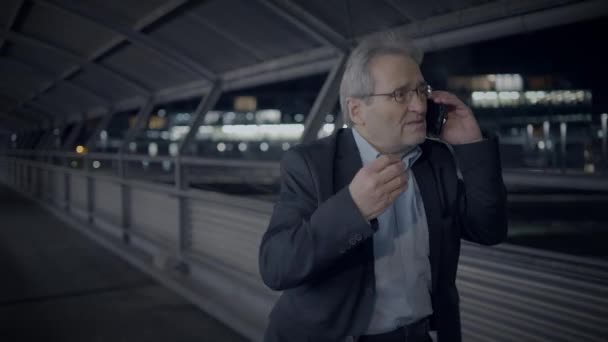 Rozrušit Starší Obchodní Muž Obleku Unappy Volání Městském Městě — Stock video