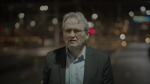 Depressiver Leitender Geschäftsmann Mit Psychischer Krise Nach Jobverlust — Stockvideo
