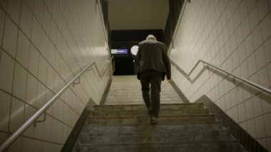 Emekli Gri Olgun Kıdemli İşadamı Cep telefonundan Kızgın Konuşuyor