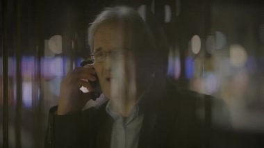 Üzüntülü Takım Elbiseli Yaşlı İş Adamı Şehirden Üzgünüz Çağrısı