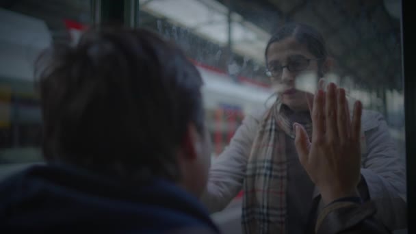 两个悲伤的人分别在火车站休假的告别 — 图库视频影像