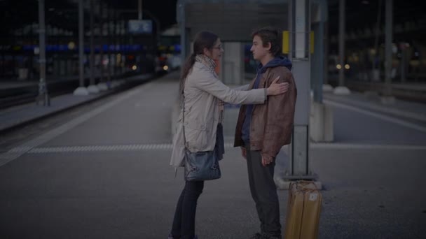 Búcsú Két Szomorú Embertől Akik Búcsút Vesznek Vasútállomáson — Stock videók