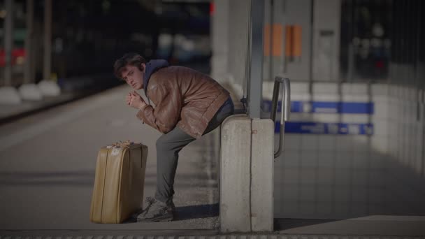 電車の駅で息子を待っている母 時計を調べる — ストック動画