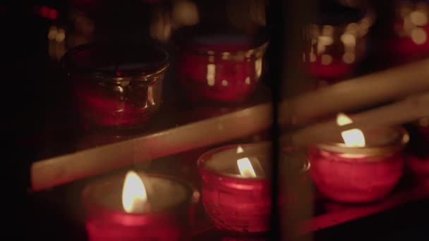 Mystinen Polttava Kynttilät Välkkyy Pimeässä Yövalossa — kuvapankkivideo