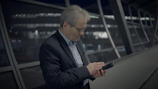 Старший Бизнесмен Отставке Грей Разговаривает Сердито Мобильном Телефоне — стоковое видео