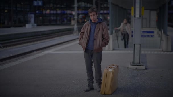 列車の駅で母親会議の息子 長い時間の後に話す — ストック動画