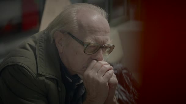Ensamt Fattig Äldre Manlig Person Med Glasögon Som Utarmas — Stockvideo
