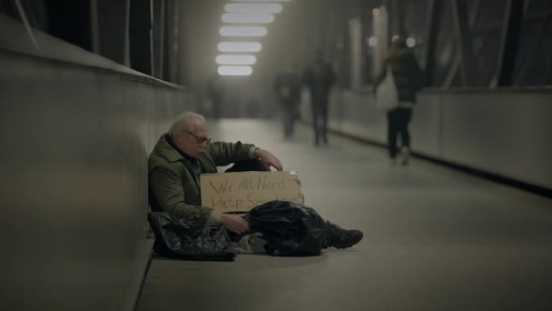 Homme Brisé Désespéré Pensée Réfléchie Vie Mendiant Sur Rue Urbaine — Video