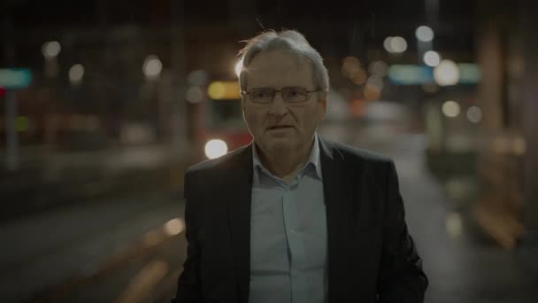 Väsynyt Närkästynyt Vanhukset Mies Henkilö Pahoittelee Virhe Ulkopuolella Sateessa — kuvapankkivideo