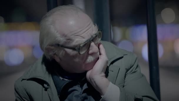 Solitario Povero Maturo Anziano Maschio Persona Con Occhiali Essere Impoverito — Video Stock