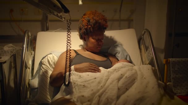 Молода Африканська Мати Лежить Лікарні Ліжко Тримає Новонароджену Дитину Після — стокове відео