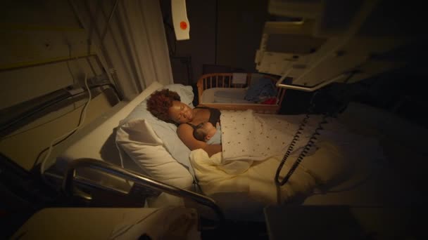 Νεαρή Αφρικανή Μητέρα Ξαπλωμένη Στο Κρεβάτι Του Νοσοκομείου Κρατώντας Νεογέννητο — Αρχείο Βίντεο