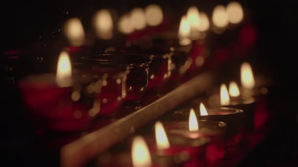 Μυστικιστικά Κεριά Που Τρεμοπαίζουν Σκοτεινά Νυχτερινά Φώτα — Αρχείο Βίντεο