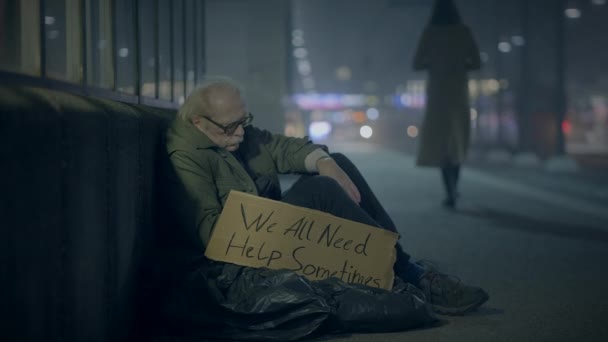 Депрессивный Несчастный Пожилой Человек Улице Ожидании Помощи Морозную Ночь — стоковое видео