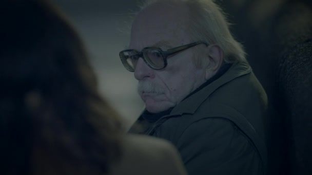 Депрессивный Несчастный Пожилой Человек Улице Ожидании Помощи Морозную Ночь — стоковое видео