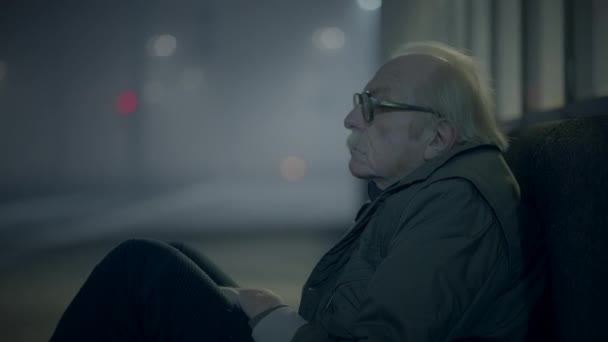 Depresso Miserabile Old Male Street Persona Attesa Aiuto Nel Congelamento — Video Stock