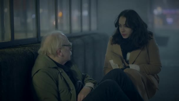 Депресивний Незручний Старий Чоловік Вулиці Чекає Допомогу Заморожування Ночі — стокове відео