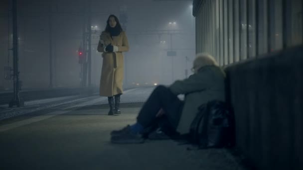 Депресивний Незручний Старий Чоловік Вулиці Чекає Допомогу Заморожування Ночі — стокове відео