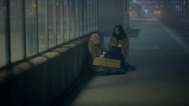 Déprimé Misérable Vieil Homme Rue Qui Attend Aide Pour Geler — Video