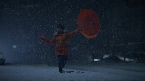 Gelukkig Vrouwelijk Persoon Dansen Sneeuw Winter Weer Nachts — Stockvideo