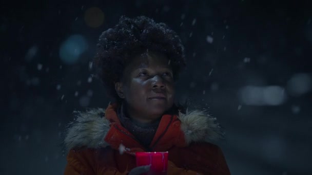 白雪天气下卷发手持灯笼的黑人女性 — 图库视频影像
