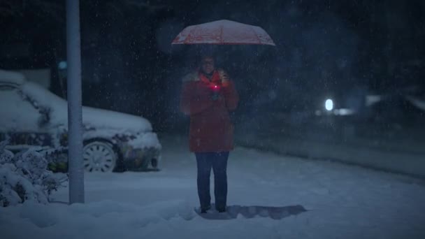Zwarte Vrouwelijke Persoon Met Krullend Haar Holding Candlelight Snowy Winter — Stockvideo