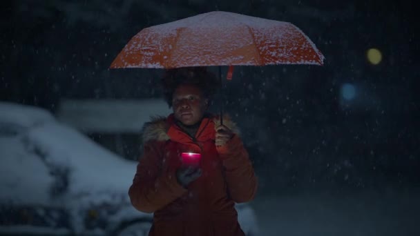 Osoba Ohřívající Ruce Hořící Svíčky Světlo Plamen Chladu Mrznoucí Zima — Stock video
