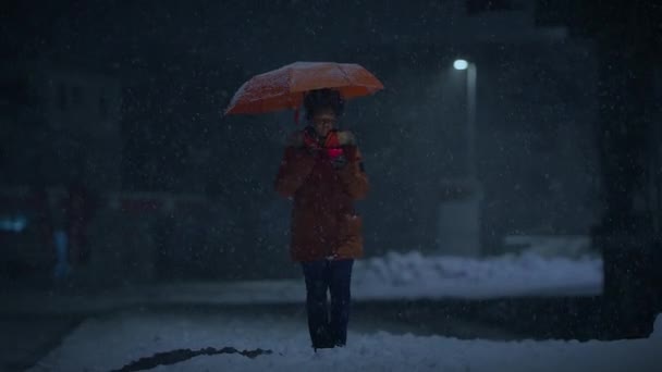 Pessoa Feminina Preta Com Cabelo Encaracolado Segurando Luz Velas Inverno — Vídeo de Stock