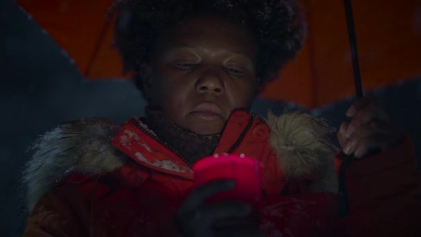 Νεαρή Αφρικάνα Που Στέκεται Στο Δρόμο Νύχτα Κατά Διάρκεια Της — Αρχείο Βίντεο
