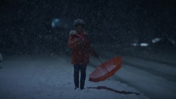 Mladá Africká Žena Stojící Ulici Noci Během Sněžení Deštníkem — Stock video
