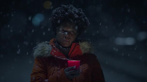 Mladá Africká Žena Stojící Ulici Noci Během Sněžení Deštníkem — Stock video