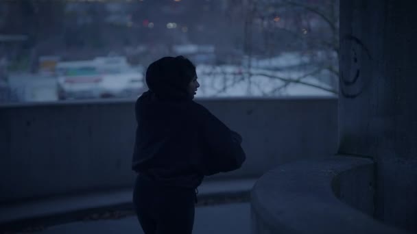 Vermummte Furchtlose Frau Läuft Dämmerlicht Durch Eine Verlassene Stadt — Stockvideo