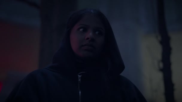 Verängstigte Weibliche Person Schwarzer Kleidung Flieht Vor Verdächtigem Charakter — Stockvideo