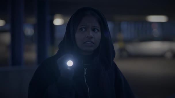 Φοβισμένη Γυναίκα Μαύρα Ρούχα Τρέχει Μακριά Από Ύποπτο Χαρακτήρα — Αρχείο Βίντεο