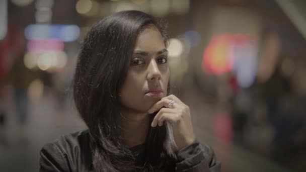 Uzun Siyah Saçlı Genç Çekici Kadının Şehir Yaşamı Portresi — Stok video