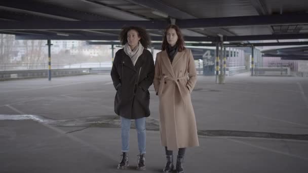 Портрет Жизни Двух Молодых Женщин Смотрящих Вместе Башню — стоковое видео