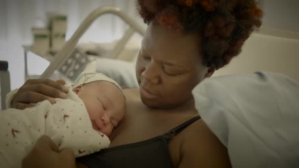 Boldog Fiatal Élvezi Anyaságot Gyerek Születése Után — Stock videók
