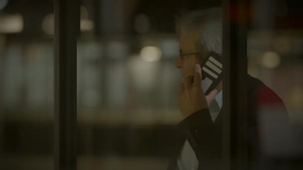 灰色退休的资深商人在手机上愤怒地谈话 — 图库视频影像