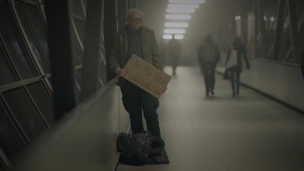 Homme Brisé Désespéré Pensée Réfléchie Vie Mendiant Sur Rue Urbaine — Video
