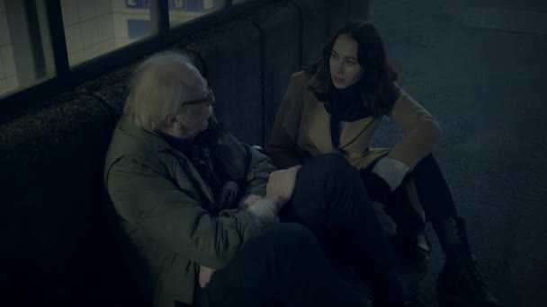 忧心忡忡的老男人大街上的人在寒冷的夜晚等待救援 — 图库视频影像