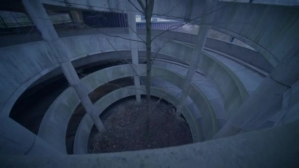 鬼鬼祟祟的罪犯躲藏在城市大楼逃脱 高质量的4K镜头 — 图库视频影像