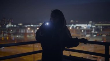 Karanlık Gece 'de elinde fener tutan Korkulu Genç Kadın