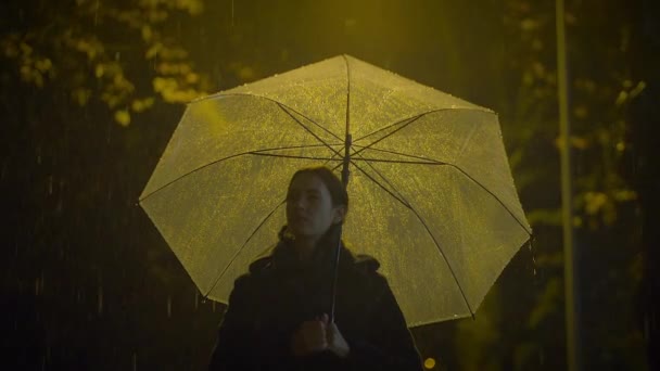 Enttäuschte Weibliche Person Miserabler Stimmung Mit Regenschirm — Stockvideo